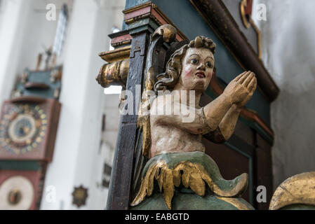 Details der hölzerne Kanzel im Kirchenschiff in Basilika Mariä Himmelfahrt der Jungfrau Maria (Marienkirche) in Danzig, Polen Stockfoto