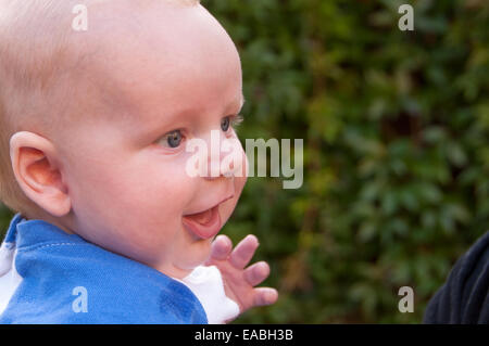 Baby junge Spaß im Garten Stockfoto