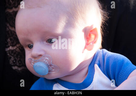 Baby von Mutter in die Sonne gehalten wird Stockfoto