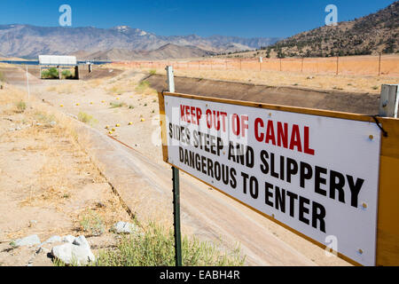 Lake Isabella in der Nähe von Bakersfield, östlich von kalifornischen Central Valley ist weniger als 13 % Kapazität nach dem vier Jahr lang verheerende Dürre. Das Reservoir sank so tief, dass der Wasserstand unterhalb der Ablaufrohr, hier gezeigt ist. Stockfoto