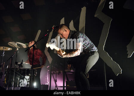 Isaac Holman und Laurie Vincent (L-R) von Sklaven führt auf der Bühne im Barrowlands Ballroom am 10. November 2014 in Glasgow, Stockfoto