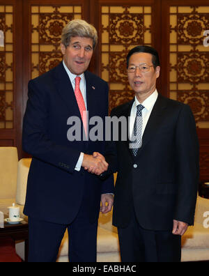 Peking, China. 11. November 2014. Chinese Vice Premier Zhang Gaoli (R) trifft sich mit US-Außenminister John Kerry in Peking, China, 11. November 2014. Bildnachweis: Liu Weibing/Xinhua/Alamy Live-Nachrichten Stockfoto