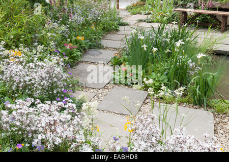 kleinen Garten mit Teich bei Chelsea Flower Show gepflastert Stockfoto