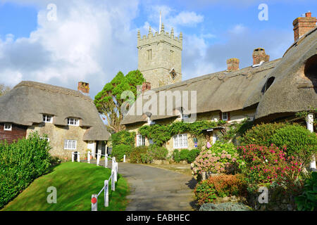 Strohgedeckten Hütten und All Saints Church, Godshill, Isle Of Wight, England, Vereinigtes Königreich Stockfoto