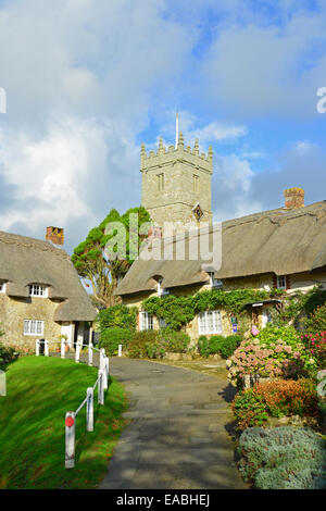 Strohgedeckten Hütten und All Saints Church, Godshill, Isle Of Wight, England, Vereinigtes Königreich Stockfoto