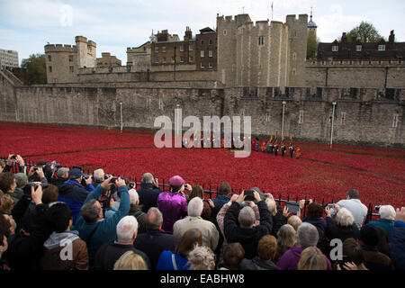 London, UK. 11. November 2014. Kundenansturm am Tag des Waffenstillstands, den letzte Mohn pflanzte in den Tower of London zu sehen und sich in einer zweiminütigen Stille anzuschließen. 888.246 keramische Gregory Mohnblumen sind gepflanzt worden. Eine für jeden Lebenspunkt verloren im ersten Weltkrieg. Die Installation wurde durch erstellt von Keramik-Künstler Paul Cummins mit Einstellung von Bühnenbildner Tom Piper und Tausenden von Freiwilligen gemacht. Bildnachweis: Michael Kemp/Alamy Live-Nachrichten Stockfoto