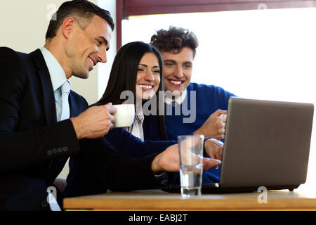Geschäftsleute, die mit Laptop zusammen im Büro Stockfoto