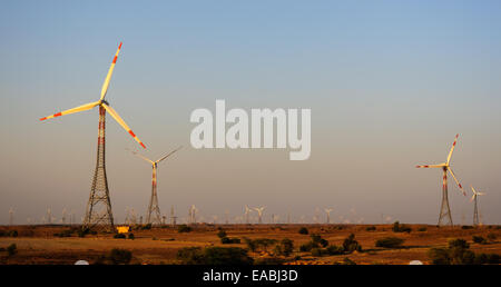 Stromerzeugung, die Windmühlen in der indischen Thar Wüste Ernte Windenergie Stockfoto