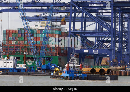 Stahl-Pfähle an Bord der Forth Konstruktor Barge, die Durchführung von Arbeiten an Liegeplätze 8 & 9 am Hafen von Felixstowe, Suffolk, UK. Stockfoto