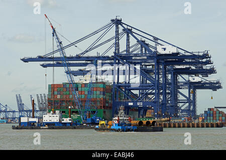 Stahl-Pfähle an Bord der Forth Konstruktor Barge, die Durchführung von Arbeiten an Liegeplätze 8 & 9 am Hafen von Felixstowe, Suffolk, UK. Stockfoto