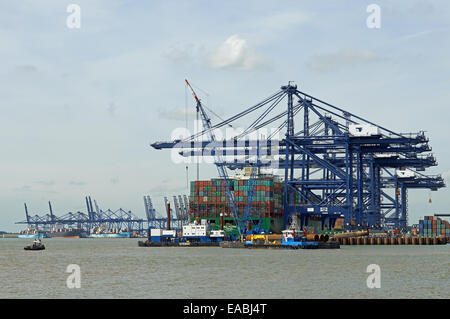 Stahl-Pfähle an Bord der Forth Konstruktor Barge, die Durchführung von Arbeiten an Liegeplätze 8 & 9 am Hafen von Felixstowe, Suffolk, UK. Stockfoto