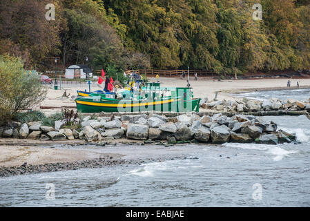 Fischerboote am Strand der Ostsee in Orlowo Bezirk in der Stadt Gdynia, Polen Stockfoto