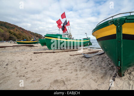 Fischerboote am Strand der Ostsee in Orlowo Bezirk in der Stadt Gdynia, Polen Stockfoto