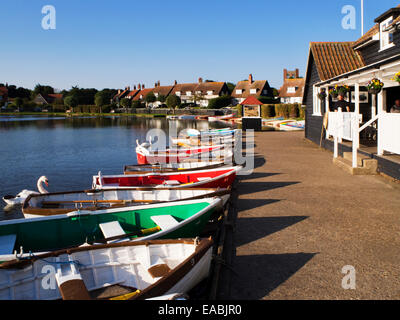 Ruderboote auf dem Meare bei Thorpeness in der Nähe von Aldeburgh Suffolk England Stockfoto