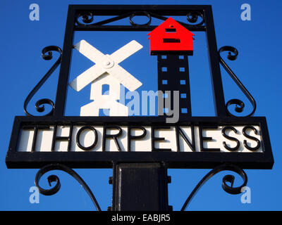 Thorpeness Dorf Schild mit der Windmühle und das Haus in den Wolken in der Nähe von Aldeburgh Suffolk England Stockfoto