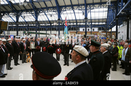 Brighton, UK. 11. November 2014. Mitglieder der RAF Police Association und Blind Veterans UK führen ein Guard of Honour Parade und zwei Minuten Stille am Bahnhof Brighton um 11:00 zum Tag des Waffenstillstands gedenken. Stockfoto