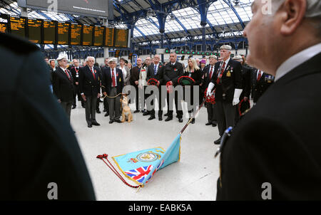 Brighton, UK. 11. November 2014. Mitglieder der RAF Police Association und Blind Veterans UK führen ein Guard of Honour Parade und zwei Minuten Stille am Bahnhof Brighton um 11:00 zum Tag des Waffenstillstands gedenken. Stockfoto