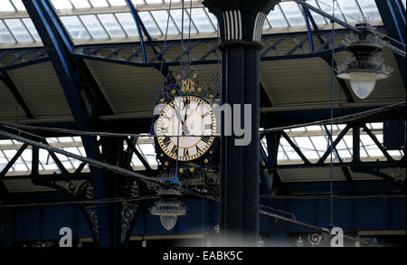 Brighton, UK. 11. November 2014. Mitglieder der RAF Police Association und Blind Veterans UK führen ein Guard of Honour Parade und zwei Minuten Stille am Bahnhof Brighton um 11:00 zum Tag des Waffenstillstands gedenken. Bildnachweis: Simon Dack/Alamy Live-Nachrichten Stockfoto