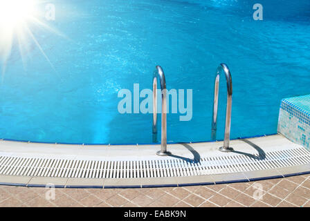 Pool mit Treppe und entspannende Wasser blau Stockfoto