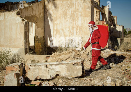 A Santa stapfen zusammen mit seinen Sack satt Stockfoto