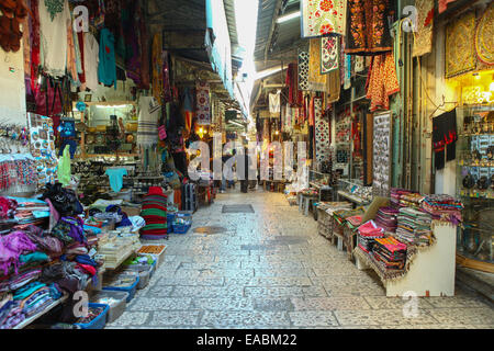 Touristen und Einheimische an Jerusalem Altmarkt Stockfoto