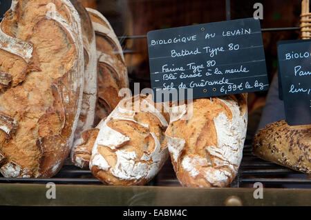 Bio-Brot im Fenster des französischen Boulangerie Shop, Rennes, Frankreich Stockfoto