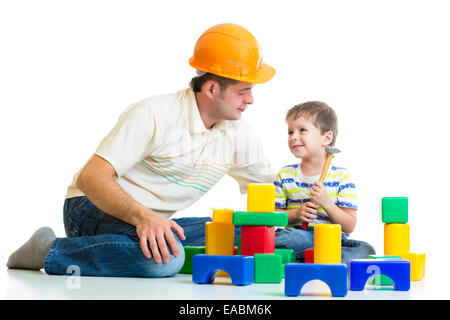 Kid Boy und Papa spielen Bauherren Stockfoto