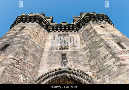 Lancaster Castle, Lancashire, UK. Der Haupteingang ist durch das 15. Jahrhundert Torhaus (John O' Gaunt Turm) Stockfoto