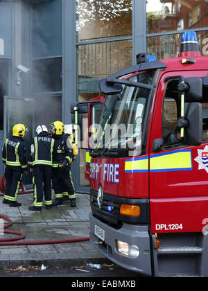 Feuerwehrleute besuchen Brand im Wohnblock in Holloway, Nord-London Stockfoto