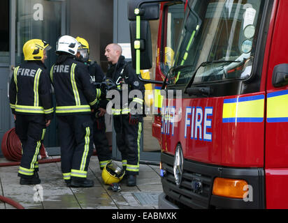 Feuerwehrleute besuchen Brand im Wohnblock in Holloway, Nord-London Stockfoto