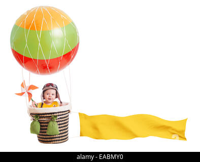 fröhliches Kind Mädchen auf Heißluftballon isoliert auf weiss Stockfoto