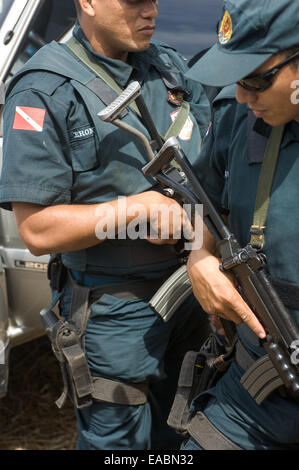 Bundesstaat Para, Brasilien. Militärpolizei bewaffnet mit halbautomatische Gewehre und Pistolen in der Nähe von Itaituba. Stockfoto