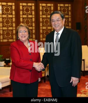 Peking, China. 11. November 2014. Yu Zhengsheng (R), Vorsitzender des nationalen Ausschusses der chinesischen Volksarmee politischen Beratenden Konferenz (CPPCC), trifft sich mit chilenischen Präsidentin Michelle Bachelet in Peking, China, 11. November 2014. © Liu Weibing/Xinhua/Alamy Live-Nachrichten Stockfoto