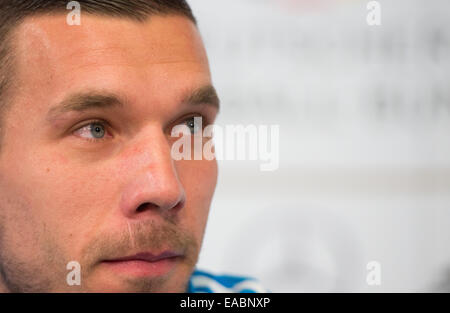 Berlin, Deutschland. 11. November 2014. Deutschlands Lukas Podolski spricht während einer Pressekonferenz über die EURO-Qualifikation in Berlin, Deutschland, 11. November 2014. Bildnachweis: Dpa picture Alliance/Alamy Live News Stockfoto