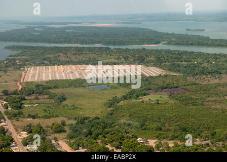 Itaituba, Brasilien. Luftaufnahme des soziale Wohnanlage am Piracanã II neben dem Tapajos Fluss. Stockfoto