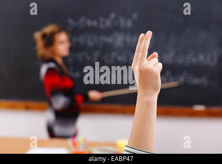 Schwurhand eines Schülers während der Math-Klasse Stockfoto