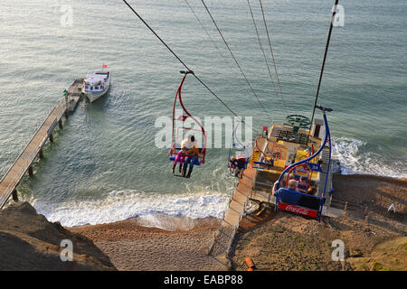 Sessellift hinunter bunte Sandklippen, Alum Bay, Isle Of Wight, England, Vereinigtes Königreich Stockfoto