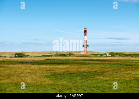 Der neue Leuchtturm an der deutschen Nordsee Insel Wangerooge in den Dünen bei blauem Himmel, Deutschland. Stockfoto