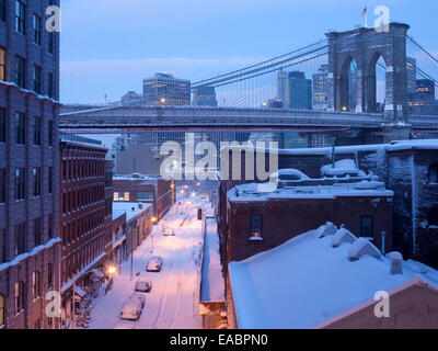 Dumbo, Brooklyn Nachbarschaft und Spannweite der Brooklyn Bridge in frühen Morgenstunden kurz nach Schneesturm. Stockfoto
