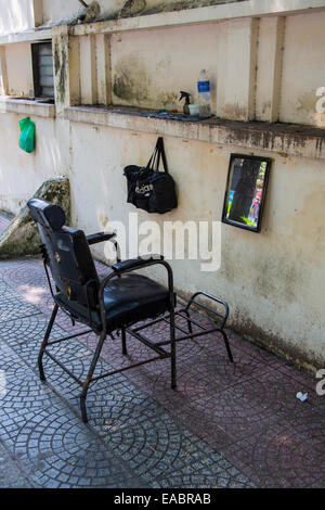 Eine Notlösung Barbiere Stuhl in Saigon Stockfoto