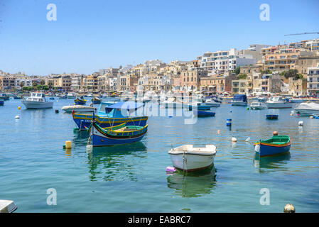 Boote und Ferienwohnungen am Hafen Marsacala, Malta. Stockfoto