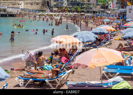 Malta. Der Strand von St Georges Bay in der Nähe von Paceville. Stockfoto