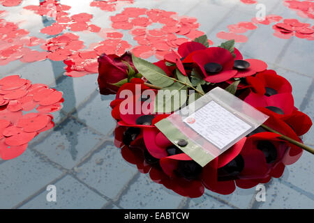 London, UK. 11. November 2014. Ein einsamer Mohn Kranz mit einer Botschaft des Dankes an Soldaten schwebt in einem Brunnen am Trafalgar Square am Tag des Waffenstillstands. Bildnachweis: Nick Savage/Alamy Live-Nachrichten Stockfoto