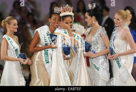 Tokio, Japan. 11. November 2014. Miss Puerto Rico Valerie Hernandez (C), Miss Kolumbien Zuleika Suarez (2 L), Miss Thailand Punika Kulsoontornrut (2. R), Miss Großbritannien Victoria Tooby (L) und Miss Finland Milla Romppanen (R) reagieren nach dem jeweiligen Titel bei der Miss International Beauty Pageant 2014 in Tokio, Japan, 11. November 2014 vergeben. 74 Teilnehmer nahmen an der jährlichen Schönheitswettbewerb. Bildnachweis: Xinhua/Alamy Live-Nachrichten Stockfoto