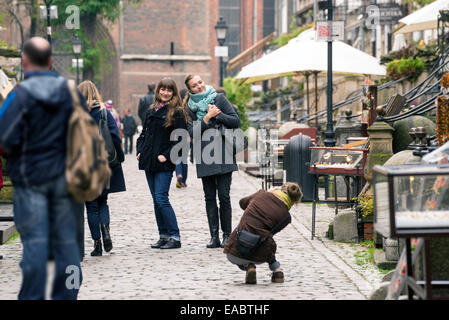 GDANSK, Polen - 22. Oktober 2014: Junge Frauen sind in der Mariacka Street, eine beliebte Einkaufsstraße für Touristen fotografiert Stockfoto