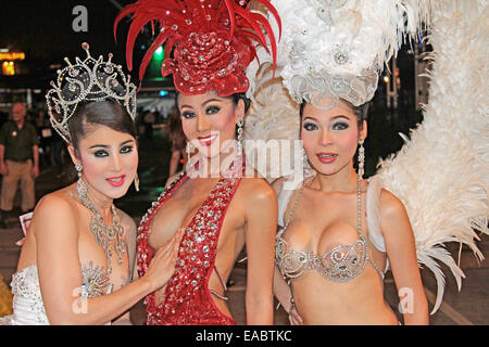 Drei Ladyboys in Pattaya, Thailand, Alcazar Kabarett Stockfoto