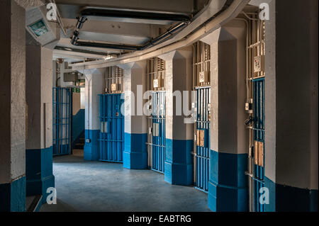 In HMP Lancaster Castle, Lancashire, Großbritannien. Vergitterte Türen zu den Gefängniszellen im alten Flügel der „weiblichen Verbrecher“ Stockfoto