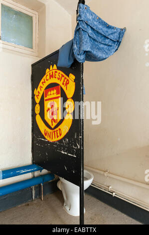 HMP Lancaster Castle, Lancashire, Vereinigtes Königreich. Die Toilettenecke in einer gemeinsamen Gefängniszelle im A-Flügel, dekoriert von einem Unterstützer von Manchester United Stockfoto