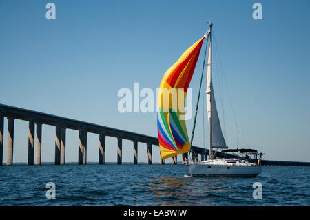 Segeln in der Nähe von Sunshine Skyway Bridge in Florida mit einem bunten Segel yacht Stockfoto