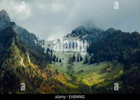 Gipfel der Dent de Broc und Dent du Chamois über Gruyères, Kanton Freiburg, Schweiz. Stockfoto